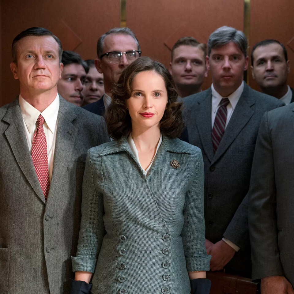 Felicity Jones spelar Ruth Bader Ginsburg. Felicity Jones spelar Ruth Bader Ginsburg.