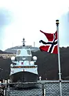 KNM «Fridtjof Nansen», den første av dei fem fregattane, vart levert i 2006. Her ved Haakonsvern utanfor Bergen.