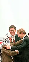 PLO-leiar Yasir Arafat fekk ein varm velkomst på Gardermoen av statssekretær Jan Egeland (til høgre) og utanriksminister Bjørn Tore Godal i 1996. Da trudde framleis mange at Oslo-avtalen sikra fred mellom Israel og palestinarane.