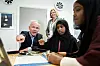 Kunnskapsminister Jan Tore Sanner snakkar med Aliya Mohamed (14) (midten) og Safa Yusof (14) på kunst- og handverksfag ved Sofienberg skole i Oslo, der han la fram forslag til nye læreplanar i skulen måndag.