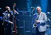Joe Lovano (t.h.) då han spelte saman med Nathan East på Grammy-utdelinga i 2015. I mai spelar han med Trio Tapestry i Oslo.