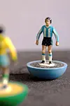 Subbuteo finst enno. Ein kan til og med kaste inn spesiallaga nakne streakers om ein treng litt spenning.