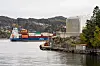 Eit containerskip siglar forbi Skålevik tankanlegg i Laksevåg utanfor Bergen i oktober i fjor.