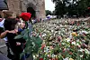 Folk strøymde til blomehavet utanfor Oslo domkyrkje til minne om dei drepne i terror- åtaka i Oslo og på Utøya 22. juli 2011.