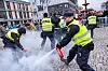 Etter ordre frå politidirektøren freista kristiansandspolitiet å sløkkja ei brennande bok og stogga valdelege motdemonstranter på torget i byen laurdag 16. november.