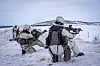 Svenske soldatar øver på grensa mellom Noreg og Finland under Nordic Response i 2024.