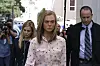 Cara Buono (t.v.), Elle Fanning og Kai Lennox i ei scene frå krimserien.