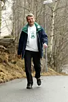 Tidlegare helseminister Dagfinn Høybråten ute på ein symbolsk tur i 2003.