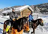 Ryttarar på sundagstur ved Nordre Frygne, der Fjordvegen går rakt gjennom tunet.