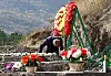 Ein mann sørgjer ved grava til ein fallen soldat i kampane mellom kristne armenarar i Nagorno-Karabakh og muslimske aserbajdsjanarar.