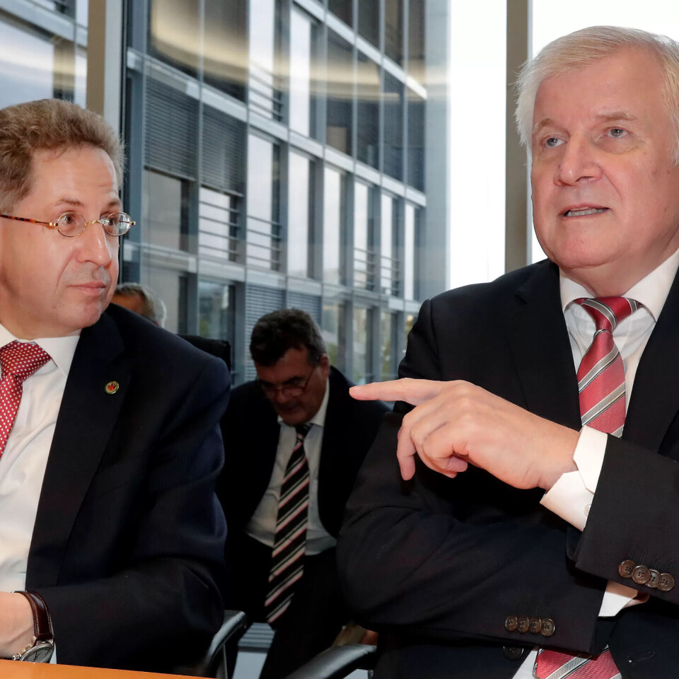 Tysklands innanriksminister Horst Seehofer (t.h.) under ei høyring i Forbundsdagen i Berlin 12. september, der han omtalte etterretningssjef Maaßens (t.v.) omdstidde utsegner om Chemnitz-demonstrasjonane som «nyanserte» og «fullstendig overtydande». Tysklands innanriksminister Horst Seehofer (t.h.) under ei høyring i Forbundsdagen i Berlin 12. september, der han omtalte etterretningssjef Maaßens (t.v.) omdstidde utsegner om Chemnitz-demonstrasjonane som «nyanserte» og «fullstendig overtydande».