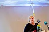 Statsminister Erna Solberg på pressekonferansen i samband med Equinor-søknaden om støtte til Hywind Tampen. Fordi petroleumssektoren er ein del av kvotemarknaden til EU, bidreg ikkje elektrifiseringa av sokkelen til å kutte dei europeiske CO2-utsleppa.