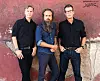 Calexico, bandet med Joey Burns (t.v.) og John Convertino, i samarbeid med Sam Beam (i midten) som kallar seg Iron & Wine.