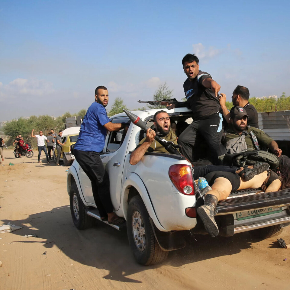 Triumferande palestinarar på veg attende frå Israel til Gazastripa 7. oktober 2023. Liket av ei kvinne, sidan identifisert som 22 år gamle Shani Louk, er slengt på lasteplanet på pickupen. Triumferande palestinarar på veg attende frå Israel til Gazastripa 7. oktober 2023. Liket av ei kvinne, sidan identifisert som 22 år gamle Shani Louk, er slengt på lasteplanet på pickupen.