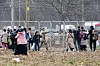 Tyrkiske soldatar dirigerer flyktningar og migrantar på ein av grenseovergangane mellom Tyrkia og Hellas tidlegare denne veka.