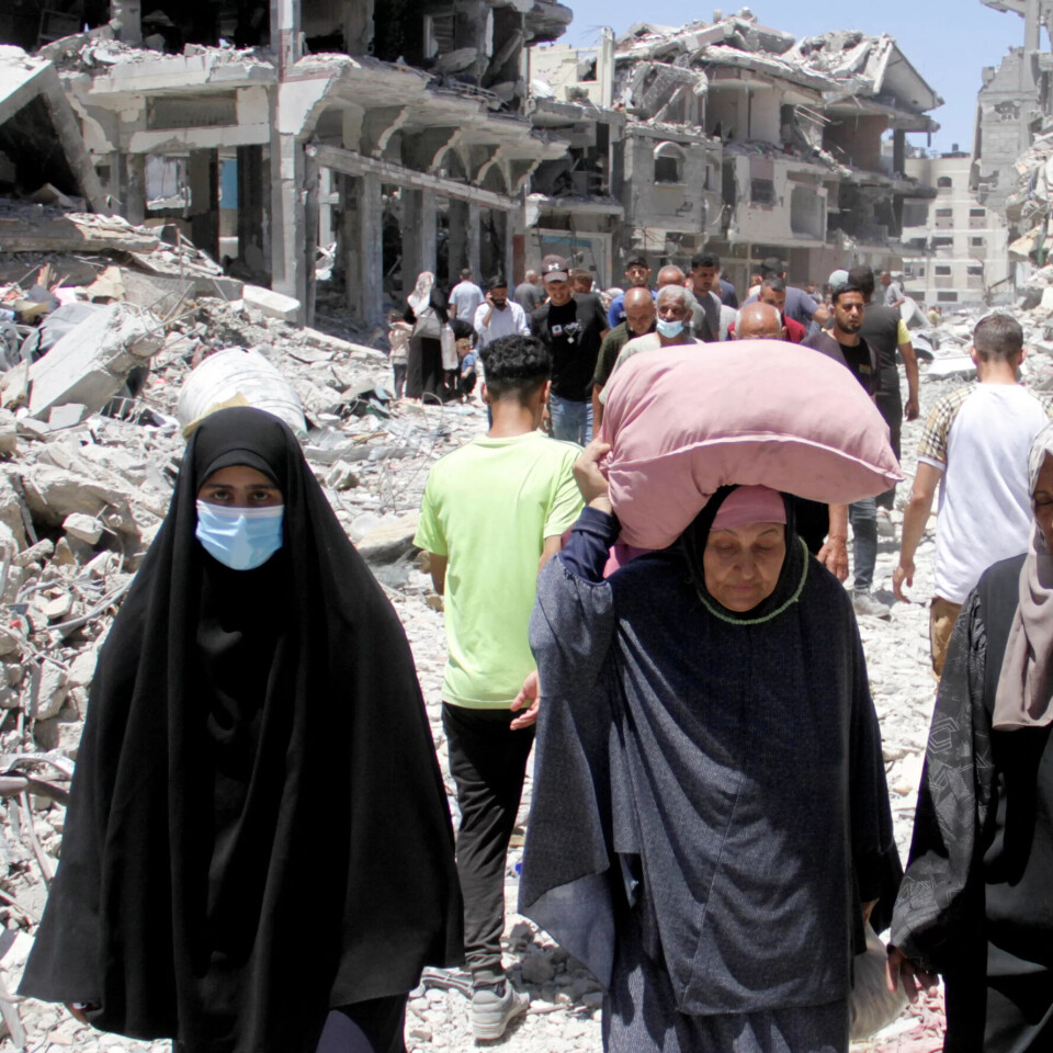 Israelske soldatar har trekt seg ut etter tokt nord på Gaza 31. mai, og palestinske kvinner vender attende til Jabalia flyktningleir. Israelske soldatar har trekt seg ut etter tokt nord på Gaza 31. mai, og palestinske kvinner vender attende til Jabalia flyktningleir.