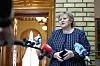 Statsminister Erna Solberg då ho presenterte koronlalova 21. mars i år.