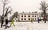 Hovudhuset på garden Abildsø, reist kring 1790, frå 1865 Europas fyrste husmorskule, skipa og leidd av Minna Wetlesen. Elevar på vg1 byggfag ber verkty til eit hus som er under restaurering.
