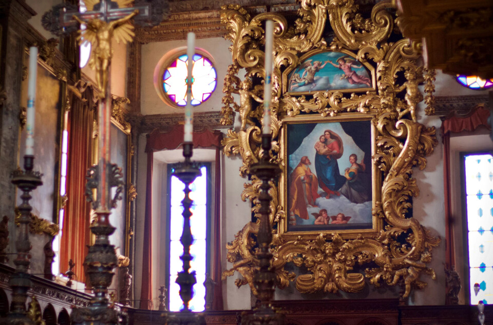 Rafaels «Den sixtinske madonna» (1512) prydde i 240 år koret i San Sisto-kyrkja i Piacenza. Originalen er i Dresden, medan kopien som heng i kyrkja (det store oljemåleriet i midten), kom på plass kring 1753. Rafaels «Den sixtinske madonna» (1512) prydde i 240 år koret i San Sisto-kyrkja i Piacenza. Originalen er i Dresden, medan kopien som heng i kyrkja (det store oljemåleriet i midten), kom på plass kring 1753.