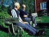Tage Erlander (83) og Einar Gerhardsen (87), to gode gamle vener samtalar på «ljugarbenken» ein sommarmorgon i Värmland i 1984.