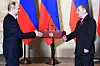 President Putin overrrekkjer den russiske Arbeidarhelt-medaljen til venen Arkady, som også står fram som eigar av det palasset Putin nett var skulda for å ha tilrana seg på den okkuperte Krimhalvøya.