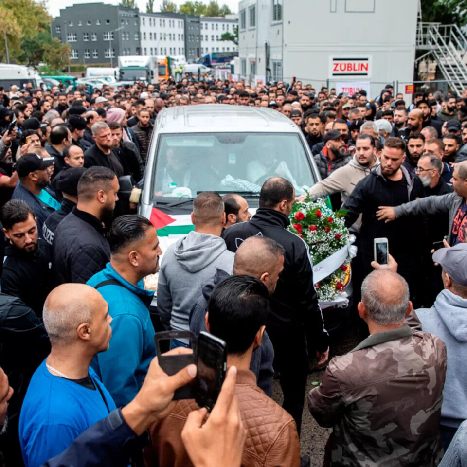 Berlin: Bilen med kista til den myrda palestinske klanmedlemen Nidal L. på veg til gravplassen Neuer Zwölf-Apostel-Friedhof i Berlin, der 2000 menn og kvinner møtte opp for å heidra han.Berlin: Bilen med kista til den myrda palestinske klanmedlemen Nidal L. på veg til gravplassen Neuer Zwölf-Apostel-Friedhof i Berlin, der 2000 menn og kvinner møtte opp for å heidra han. Berlin: Bilen med kista til den myrda palestinske klanmedlemen Nidal L. på veg til gravplassen Neuer Zwölf-Apostel-Friedhof i Berlin, der 2000 menn og kvinner møtte opp for å heidra han.