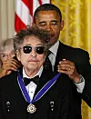 Dåverande president Barack Obama gjev Fridomsmedaljen til Bob Dylan i Det kvite huset i 2012.