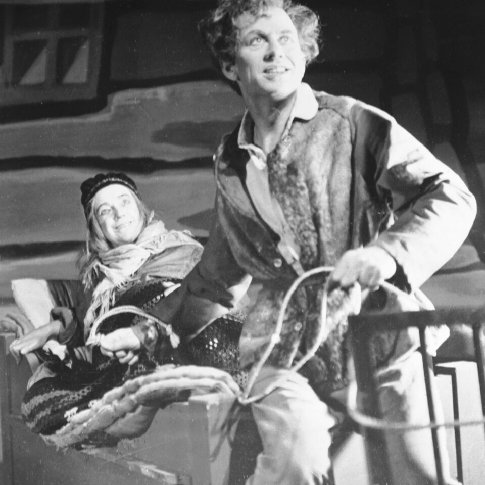 Det Norske Teatrets Peer Gynt-oppsetjing frå 1948. Hans Jacob Nilsen spelar Peer, og Ragnhild Hald har rolla som Aase. Det Norske Teatrets Peer Gynt-oppsetjing frå 1948. Hans Jacob Nilsen spelar Peer, og Ragnhild Hald har rolla som Aase.