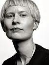Jenny Hval skriv både kontrollert og anarkistisk, meiner meldaren.