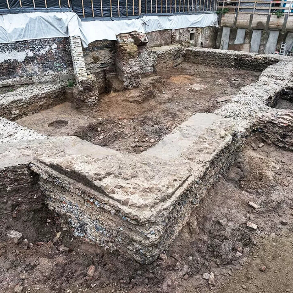 Bygningen som no er identifisert som bibliotek, er 20 meter lang og 9 meter brei. I tillegg har han eit 8 meter langt og 3,5 meter breitt anneks, som me ser til høgre i biletet. Bygningen som no er identifisert som bibliotek, er 20 meter lang og 9 meter brei. I tillegg har han eit 8 meter langt og 3,5 meter breitt anneks, som me ser til høgre i biletet.