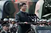 Den kinesiske presidenten Xi Jinping inspiserer troppane ved feiringa av 20-årsdagen for overtakinga av den tidlegare britiske kolonien Hongkong i juni 2017. Den kinesiske framgangen dei siste tiåra har ført til overdriven respekt og frykt for det autoritære styresettet i Kina, meiner Niall Ferguson.