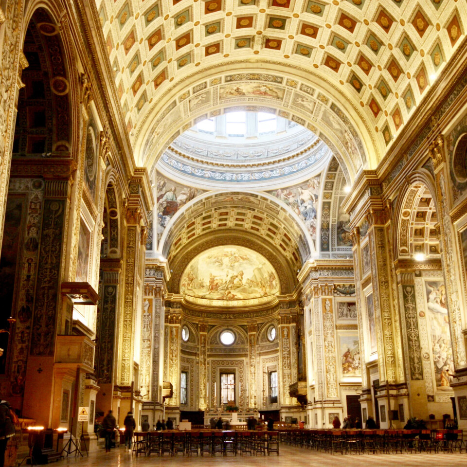 Sant’Andrea-kyrkja i Mantova blei påbyrja i 1472, same året som arkitekten Leon Battista Alberti døydde. Aldri før i renessansen hadde ein arkitekt forma og utsmykka eit kyrkjerom så nært stilformene i antikken. Sant’Andrea-kyrkja i Mantova blei påbyrja i 1472, same året som arkitekten Leon Battista Alberti døydde. Aldri før i renessansen hadde ein arkitekt forma og utsmykka eit kyrkjerom så nært stilformene i antikken.