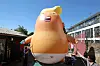 Ein heliumfylt kjempebabyversjon av Donald Trump ventar presidenten i London, som han eslar seg til på statsbesøk fredag den 13. juli.