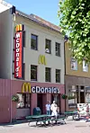 Det finst alt burgarkjeder som er etablerte i gamle bygg i norske bysentrum. Frå venstre til høgre: McDonald’s i Bergen, i Kristiansand og i Arendal.