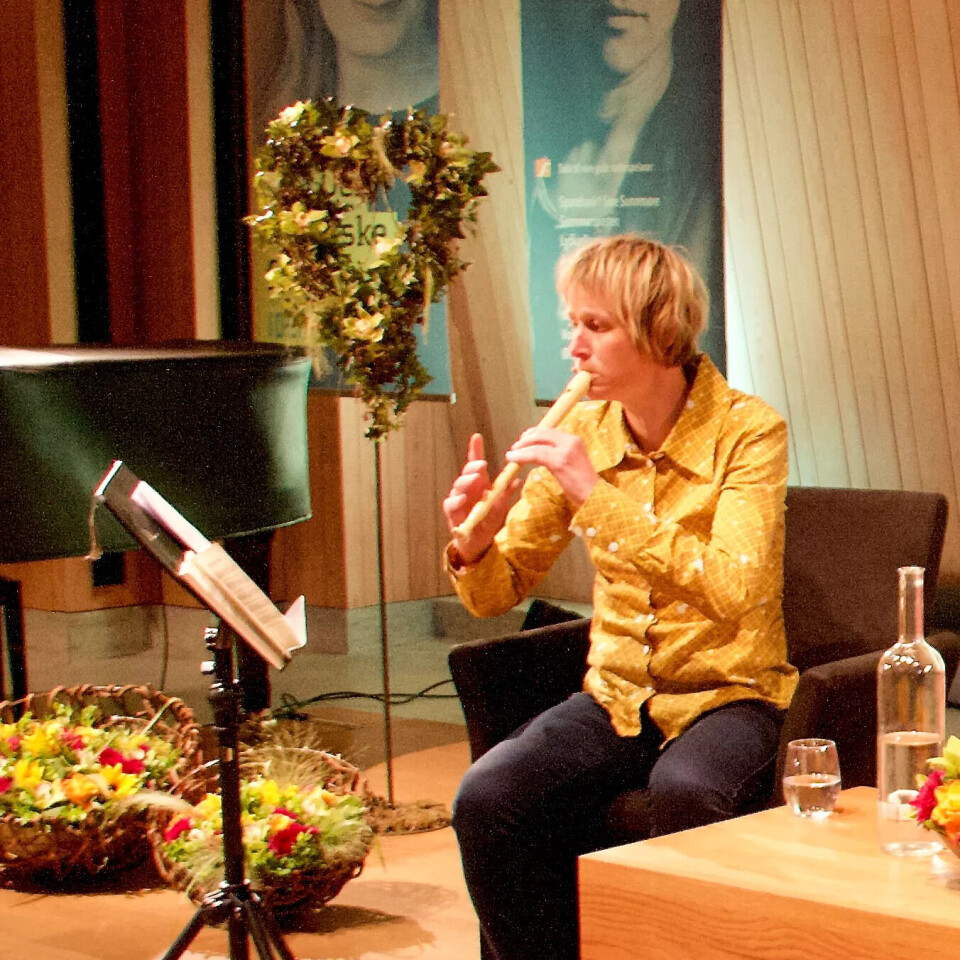 Linda Eide har ein tendens til å spela blokkfløyte, her i Salen i Aasen-tunet. Linda Eide har ein tendens til å spela blokkfløyte, her i Salen i Aasen-tunet.