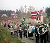 I 17. mai-toget på Stabekk i 1957 var det korpsmusikantar, speidarar og skuleborn med norske flagg.