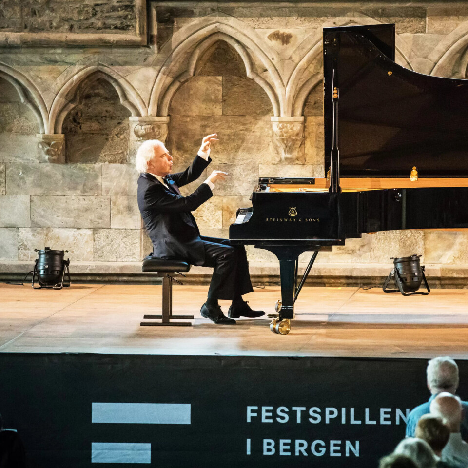 Den ungarske pianisten András Schiff i Håkonshallen. Den ungarske pianisten András Schiff i Håkonshallen.