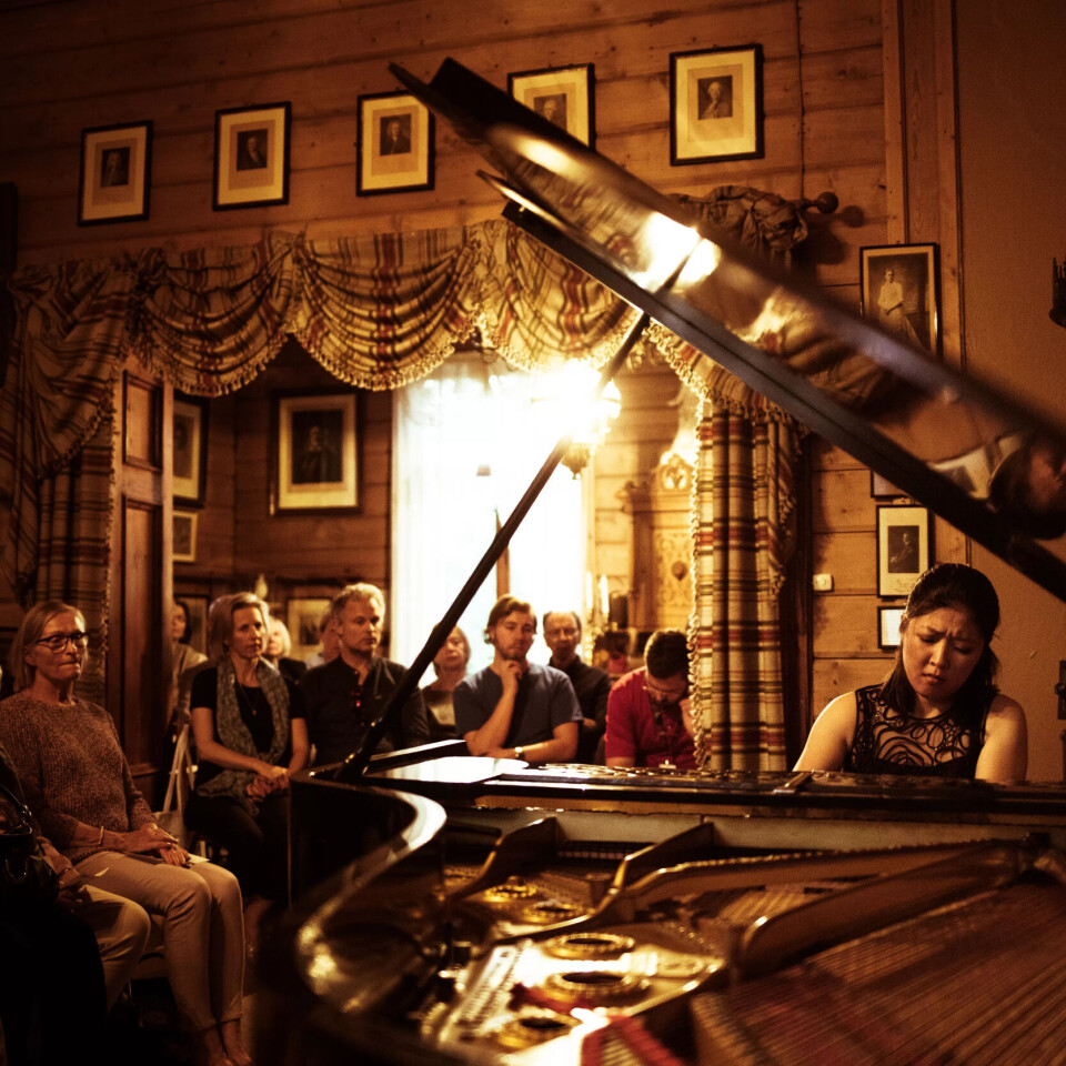 Den sørkoreanske pianisten Ah Ruem Ahn i Griegs stove på Troldhaugen. Den sørkoreanske pianisten Ah Ruem Ahn i Griegs stove på Troldhaugen.