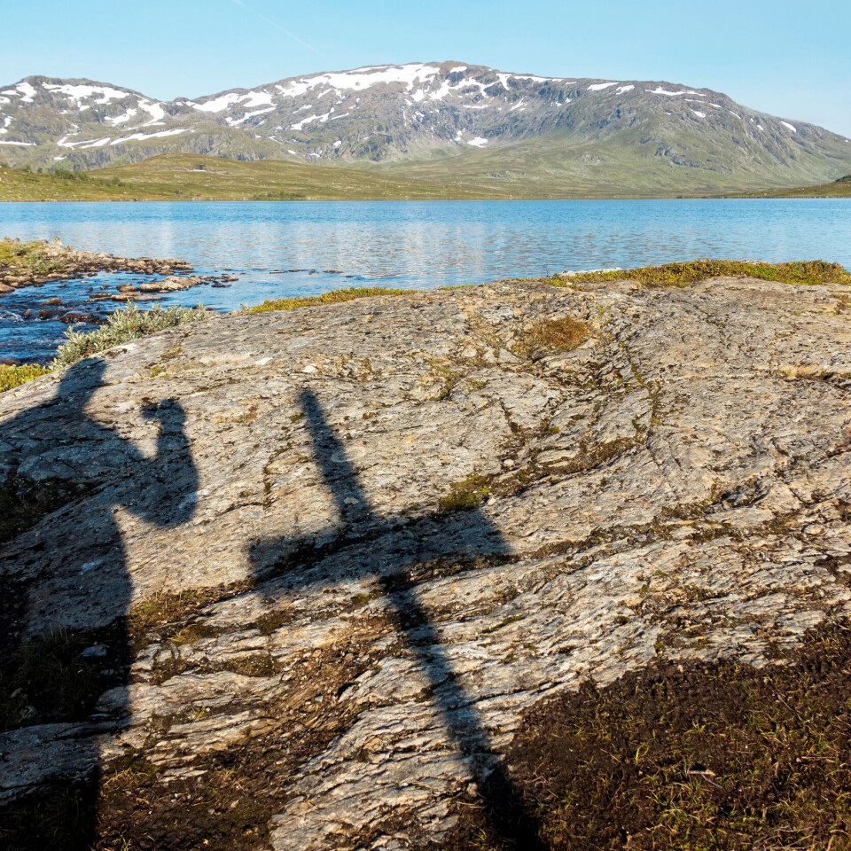 Sommarsong (forsøk på rekonstruksjon)For ganske mange år sidan (men det verkar som det var i går) skreiv eg ein fin sommarsong som eg serverte her på Innsida. Songen forsvann sporlaust, og ingen har klart å finne han att, endå eg har engasjert ein skokk av