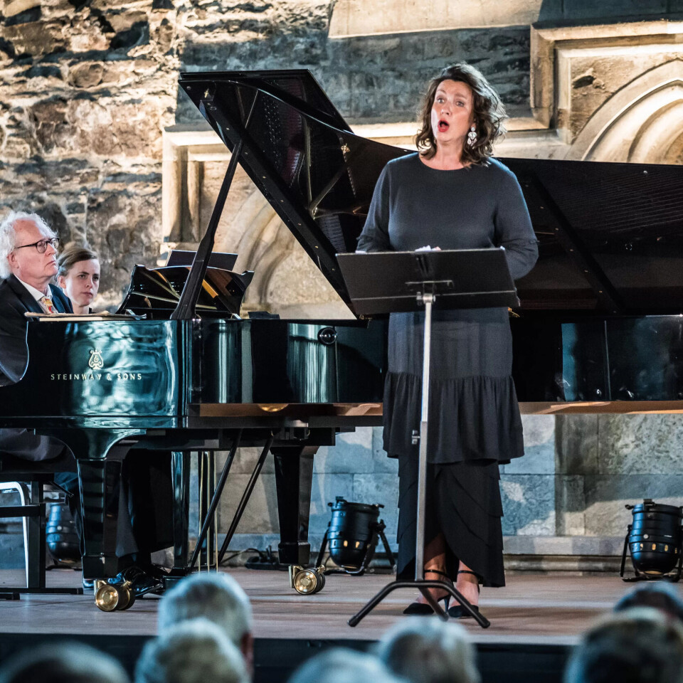 Mezzosopranen Randi Stene blir akkompagnert av Bengt Forsberg i Håkonshallen. Mezzosopranen Randi Stene blir akkompagnert av Bengt Forsberg i Håkonshallen.