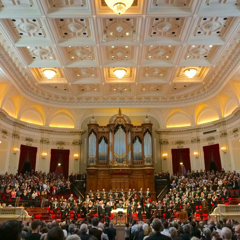 Matteuspasjonen av Bach blir framført i storsalen til Concertgebouw i Amsterdam. Matteuspasjonen av Bach blir framført i storsalen til Concertgebouw i Amsterdam.