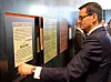 Statsminister Mateusz Morawiecki vitjar Ulma familiemuseum for polakkar som redda jødar under den andre verdskrigen, i Markowa, Polen, 2. februar 2018. Oppgåva hans var å plastre omdømet til Polen, skriv Bernt Hagtvet.