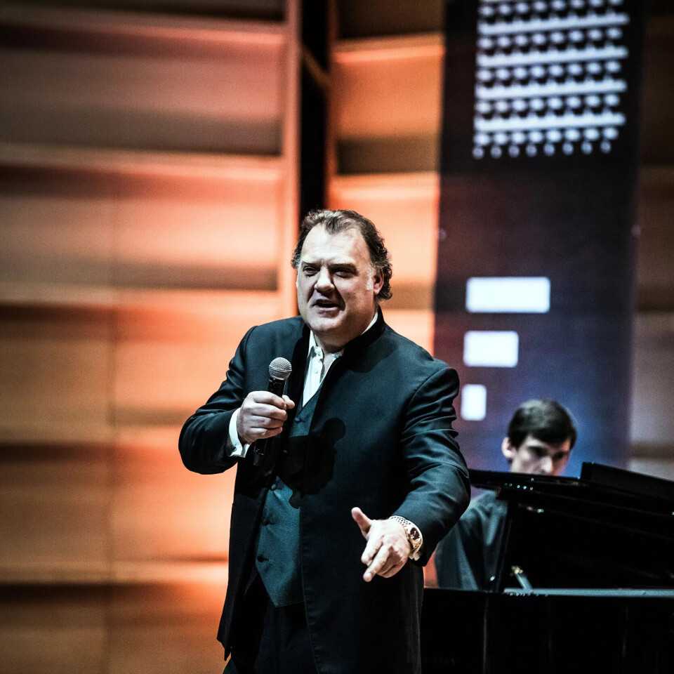 Den walisiske bassbarytonen Bryn Terfel blei akkompagnert av pianisten Caradog Williams i Grieghallen. Den walisiske bassbarytonen Bryn Terfel blei akkompagnert av pianisten Caradog Williams i Grieghallen.