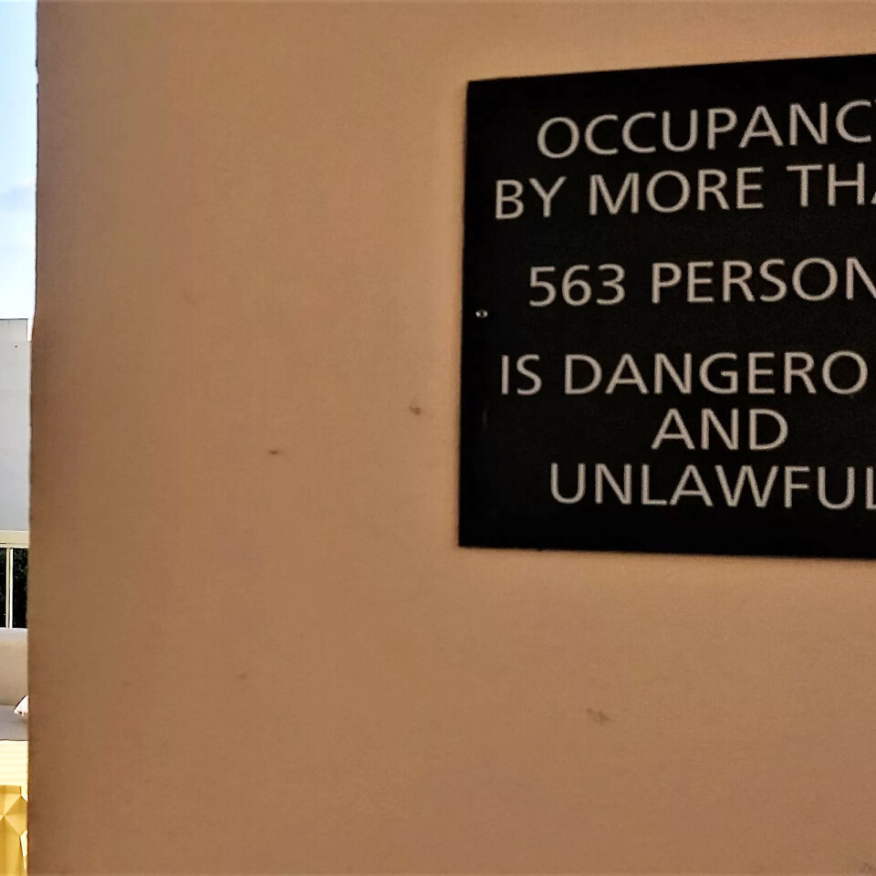 Apropos utlandetJa då, den eine dagen ein bur på fint hotell i utlandet, der alt er mykje større og alt er lov, liksom, og ein har takterrasse med basseng og det heile, og ein går ut på terrassen for å vaske seg i bassenget og deretter legge seg på ei sols