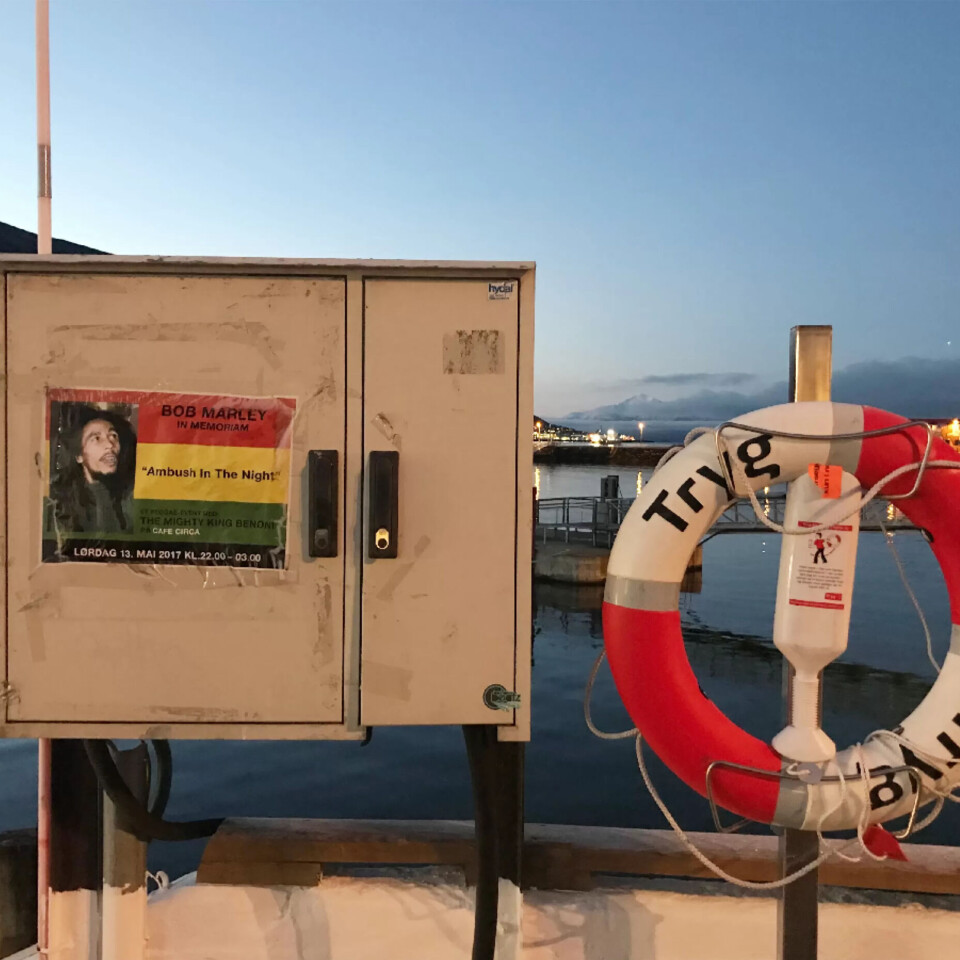 Berging på kaia i TromsøDen klassiske bergingsbøya har vore ein stor livreddar mange stader der folk står i fare for å ramla i sjøen. Slik er det på kaia i Tromsø. Skulle nokon ramla i vatnet, er bøya der. Er det andre meir abstrakte eller filosofiske berg