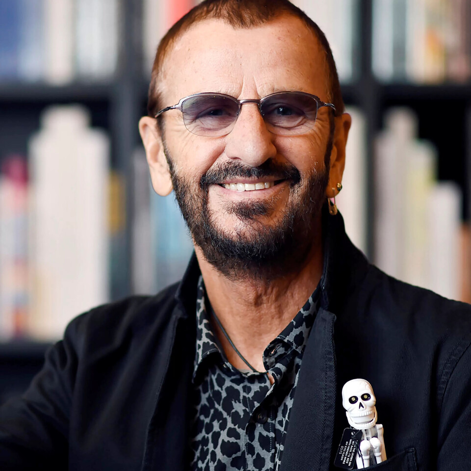 Ein Beatle og ein Bee GeeRingo Starr, eller Richard Starkey, vert saman med einaste attlevande Bee Gees-medlem, vokalist Barry Gibb, slått til riddar. Dei får merksemda av dronning Elisabeth sjølv. «Kjære Sir Ringo (...) Det var på tide!», twitra Yoko Ono,