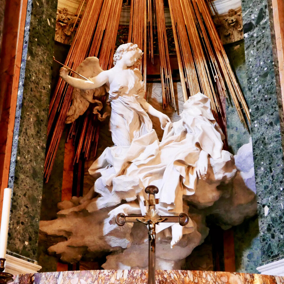 Heilag ekstase med høgst sanselege undertonar: Giovanni Lorenzo Berninis «Den heilage Theresa i ekstase» (1652) i Cornarokapellet i kyrkja Santa Maria della Vittoria. Heilag ekstase med høgst sanselege undertonar: Giovanni Lorenzo Berninis «Den heilage Theresa i ekstase» (1652) i Cornarokapellet i kyrkja Santa Maria della Vittoria.