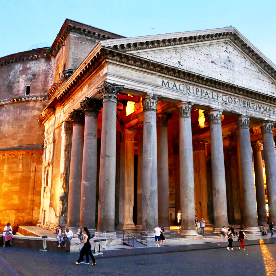 Kveld på Piazza della Rotonda framfor Pantheon. Søylehallen var det einaste tradisjonelle ved bygget då det blei reist. Kuppelen har eit spenn på 43,5 meter og var fram til midten av 1900-talet verdas vidaste av betong. Kveld på Piazza della Rotonda framfor Pantheon. Søylehallen var det einaste tradisjonelle ved bygget då det blei reist. Kuppelen har eit spenn på 43,5 meter og var fram til midten av 1900-talet verdas vidaste av betong.