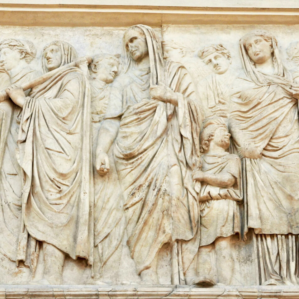 Ara Pacis, keisar Augustus’ fredsaltar på Marsmarka i Roma. Ytterveggen har to sjikt med relieff: Den nedste sona er pryda med frodige akantusrankar, medan den øvste syner scener frå romersk historie og samtid. Ara Pacis, keisar Augustus’ fredsaltar på Marsmarka i Roma. Ytterveggen har to sjikt med relieff: Den nedste sona er pryda med frodige akantusrankar, medan den øvste syner scener frå romersk historie og samtid.