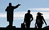 Ein mann og ei kvinne passerer statuen av Vladimir Lenin i Nizjnij Novgorod i Russland i september i år.